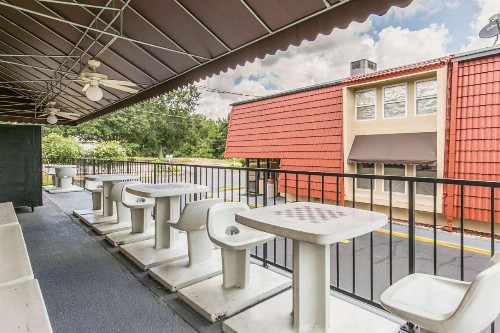 Econo Lodge North - image 3