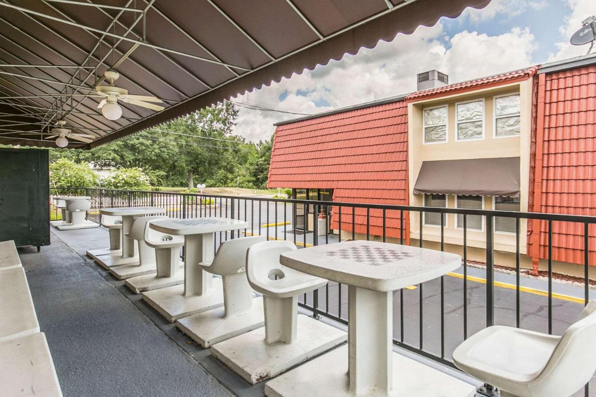 Econo Lodge North - image 3