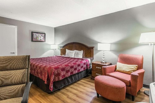 Econo Lodge North - image 7