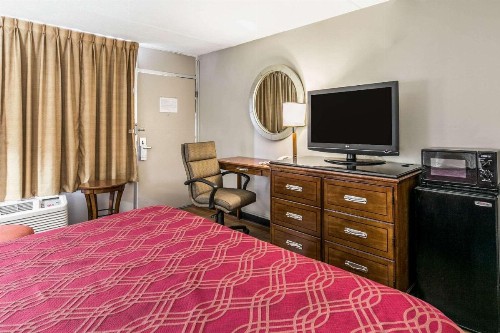 Econo Lodge North - image 9