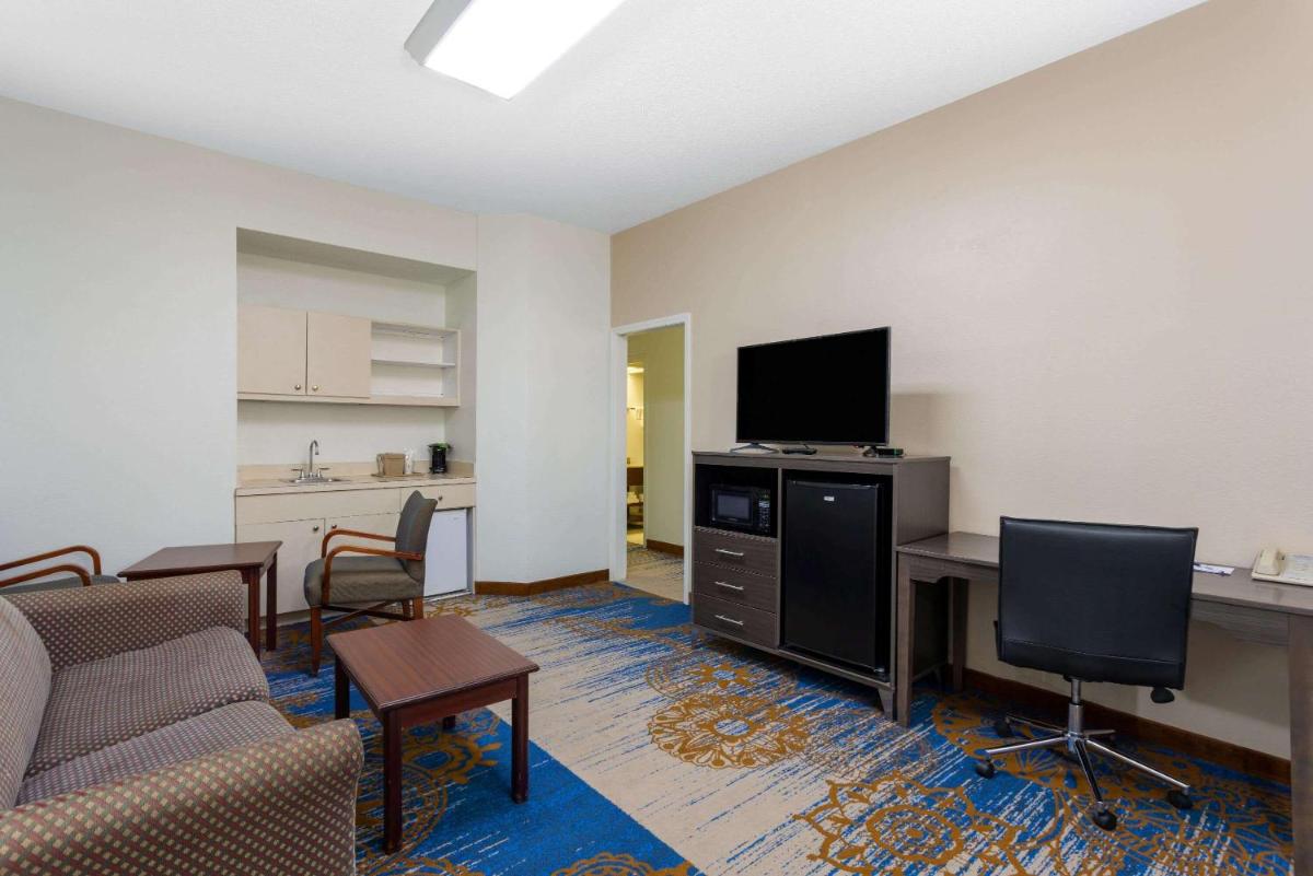 Baymont by Wyndham Tallahassee - image 7