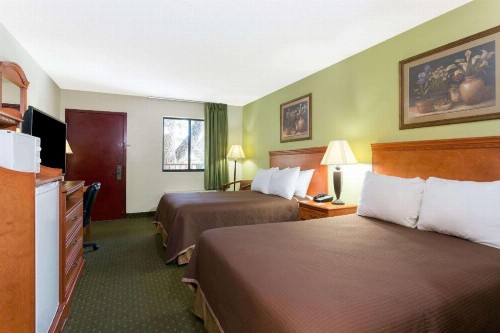 Howard Johnson by Wyndham Tallahassee - image 8