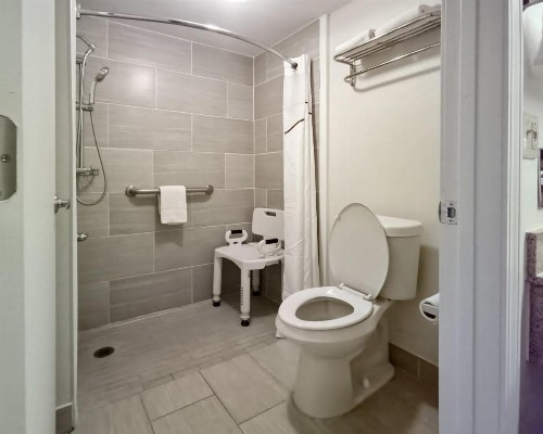 Quality Inn & Suites - image 15