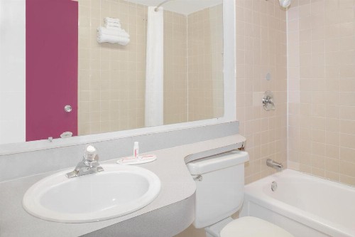 Days Inn by Wyndham Tallahassee University Center - image 33