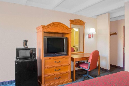 Days Inn by Wyndham Tallahassee University Center - image 9