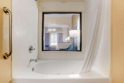 Comfort Suites Tallahassee Downtown - image 8