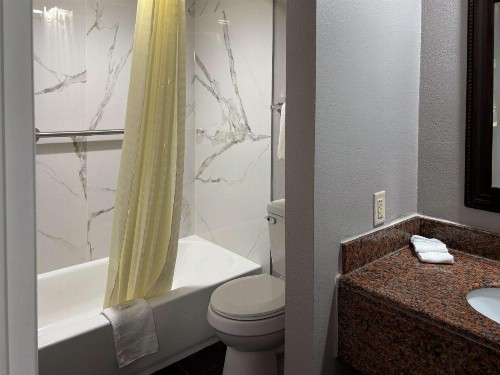 La Casa Inn and Suites - image 11
