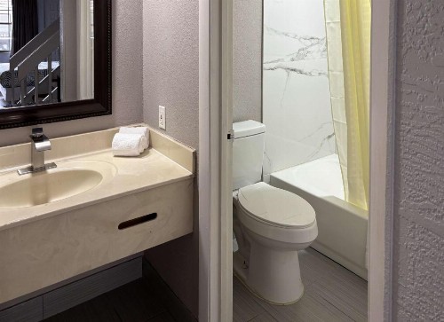 La Casa Inn and Suites - image 12