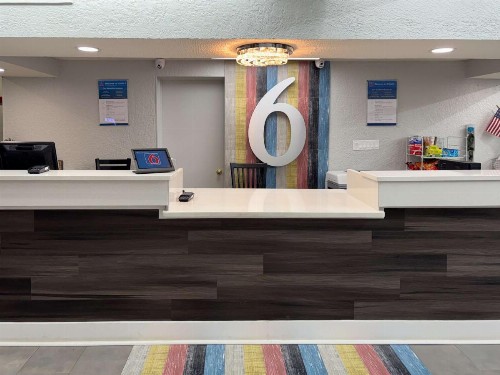 La Casa Inn and Suites - image 2