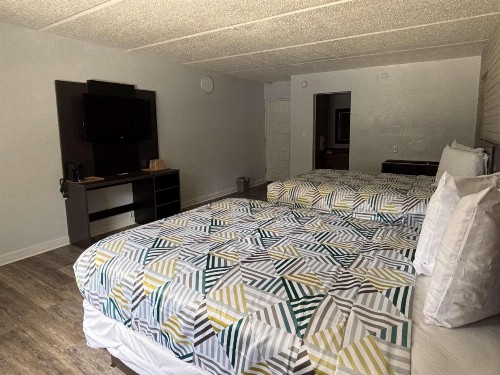 La Casa Inn and Suites - image 20