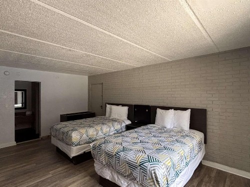 La Casa Inn and Suites - image 21