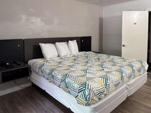 La Casa Inn and Suites - image 22