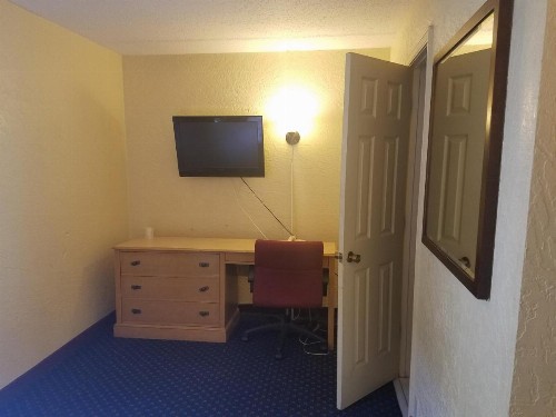 La Casa Inn and Suites - image 25