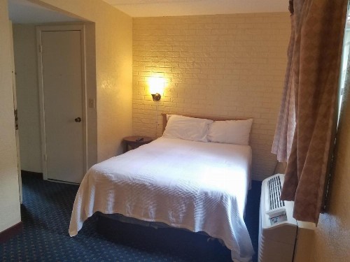 La Casa Inn and Suites - image 26