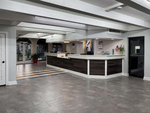 La Casa Inn and Suites - image 3