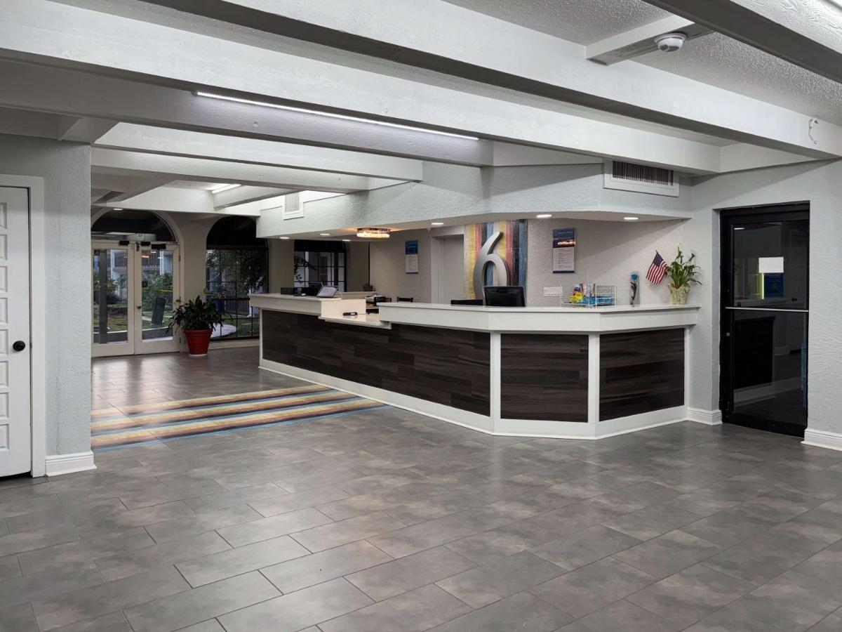 La Casa Inn and Suites - image 3