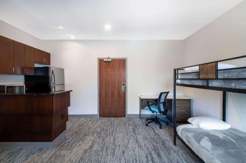 Comfort Inn & Suites - image 10