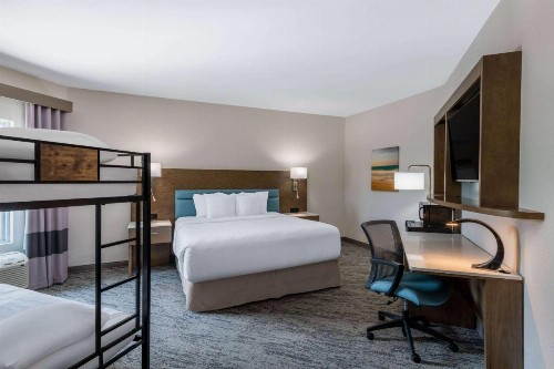 Comfort Inn & Suites - image 16