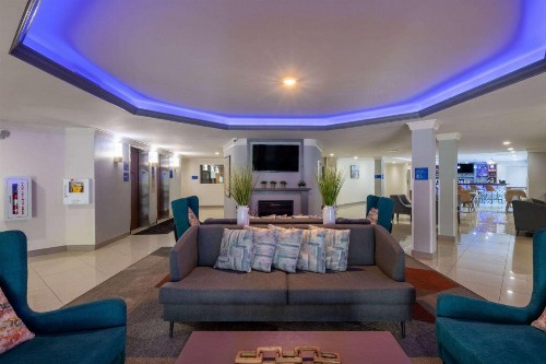 Comfort Inn & Suites - image 19