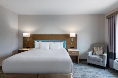 Comfort Inn & Suites - image 2