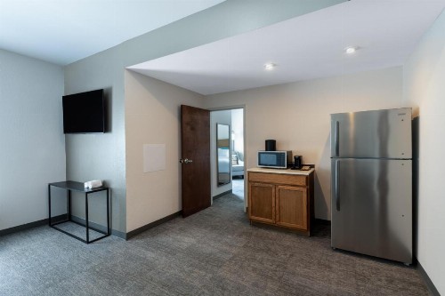 Comfort Inn & Suites - image 20