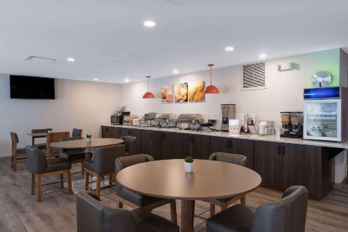 Comfort Inn & Suites - image 27