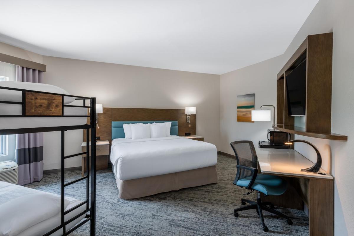Comfort Inn & Suites - image 7