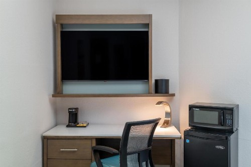 Comfort Inn & Suites - image 8