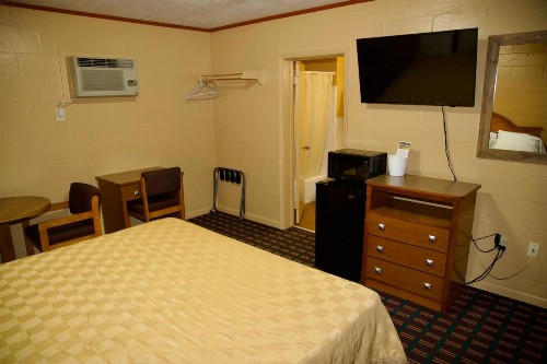 El Camino Motel - image 26