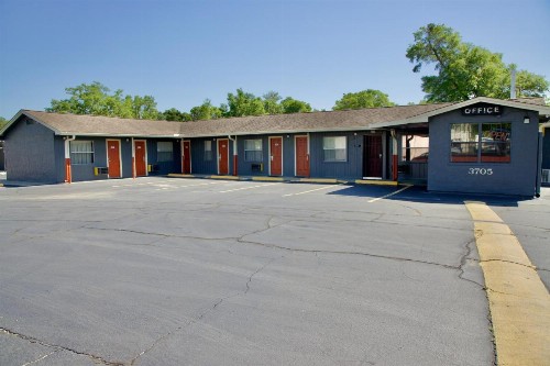 El Camino Motel - image 6