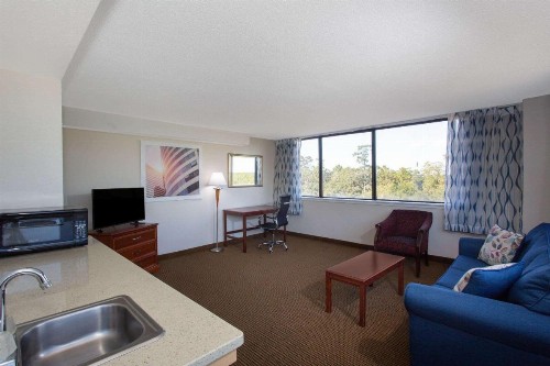 Days Inn & Suites by Wyndham Tallahassee Conf Center I-10 - image 20