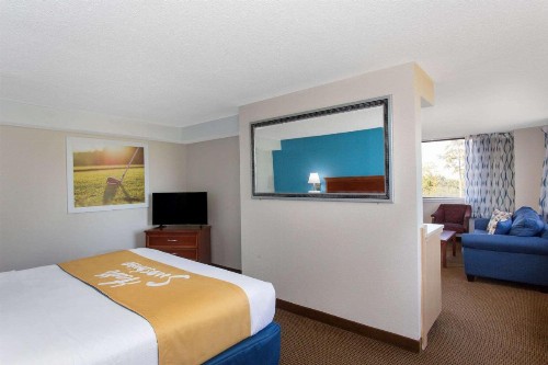 Days Inn & Suites by Wyndham Tallahassee Conf Center I-10 - image 3
