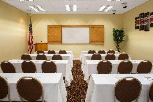 Days Inn & Suites by Wyndham Tallahassee Conf Center I-10 - image 30