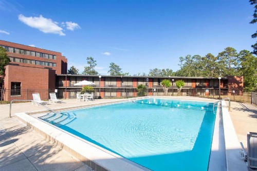 Days Inn & Suites by Wyndham Tallahassee Conf Center I-10 - image 35