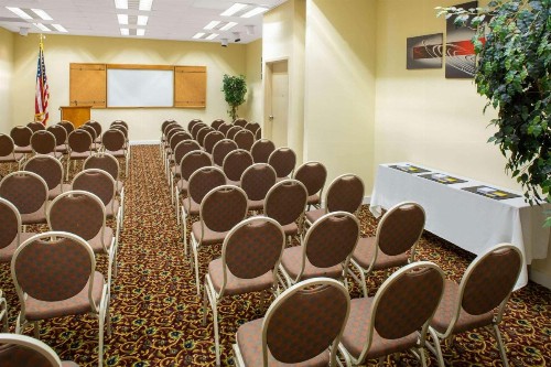 Days Inn & Suites by Wyndham Tallahassee Conf Center I-10 - image 36