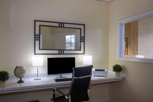 Days Inn & Suites by Wyndham Tallahassee Conf Center I-10 - image 39