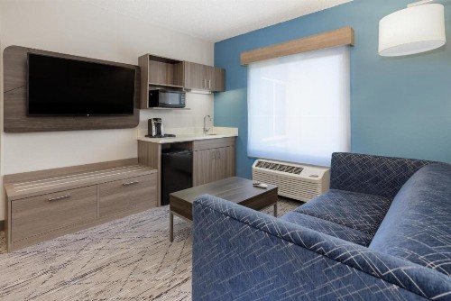 Holiday Inn Express and Suites Tampa I-75 at Bruce B. Downs an IHG Hotel - image 17