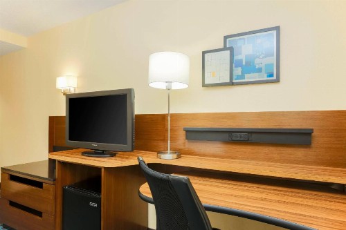 Fairfield Inn and Suites by Marriott Tampa Brandon - image 13