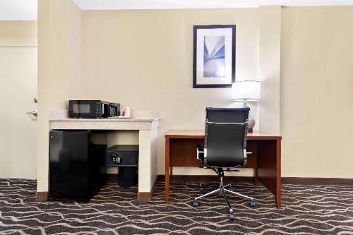 Comfort Suites Tampa Airport North - image 13