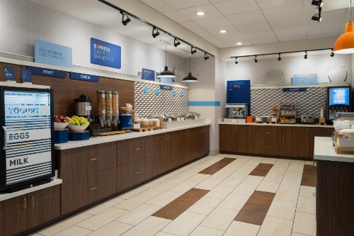 Holiday Inn Express & Suites - Tampa East - Ybor City an IHG Hotel - image 7
