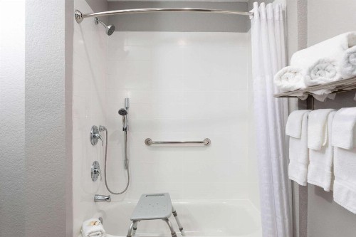La Quinta by Wyndham Tampa Central - image 40