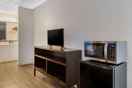 Econo Lodge at Raymond James Stadium - image 12