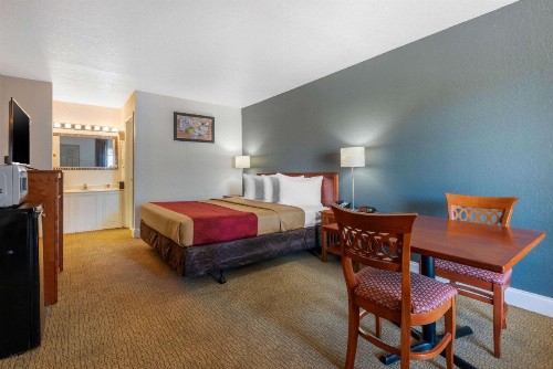 Econo Lodge at Raymond James Stadium - image 15