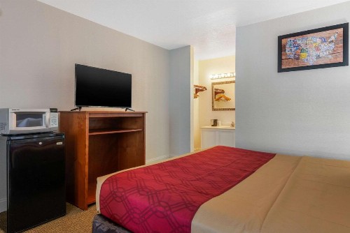 Econo Lodge at Raymond James Stadium - image 16