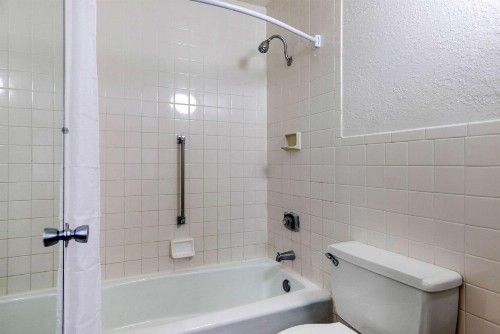 Econo Lodge at Raymond James Stadium - image 20