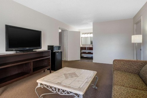 Econo Lodge at Raymond James Stadium - image 25