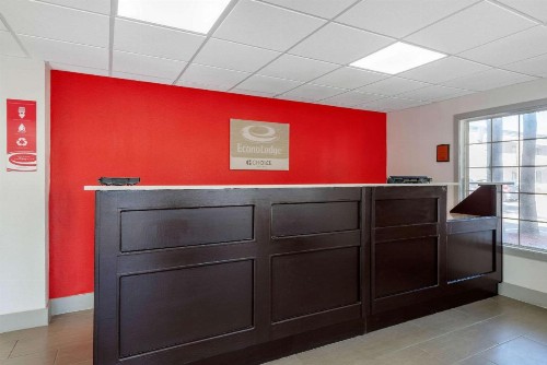 Econo Lodge at Raymond James Stadium - image 3