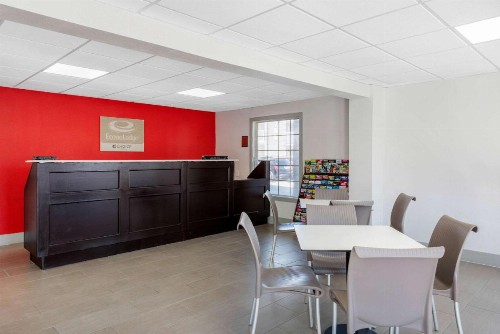 Econo Lodge at Raymond James Stadium - image 5