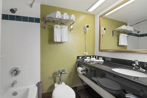 Quality Inn Airport - Cruise Port - image 14