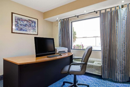 Days Inn & Suites by Wyndham Tampa near Ybor City - image 11